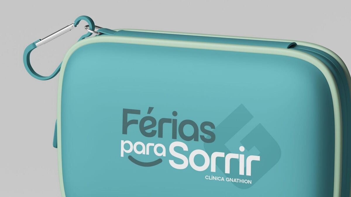 Estojo de higiene com mosquetão: o brinde que continua em uso depois das férias.
