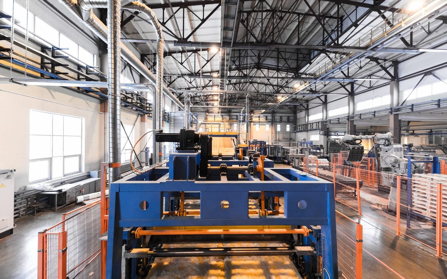 Linha de produção industrial automatizada em galpão fabril