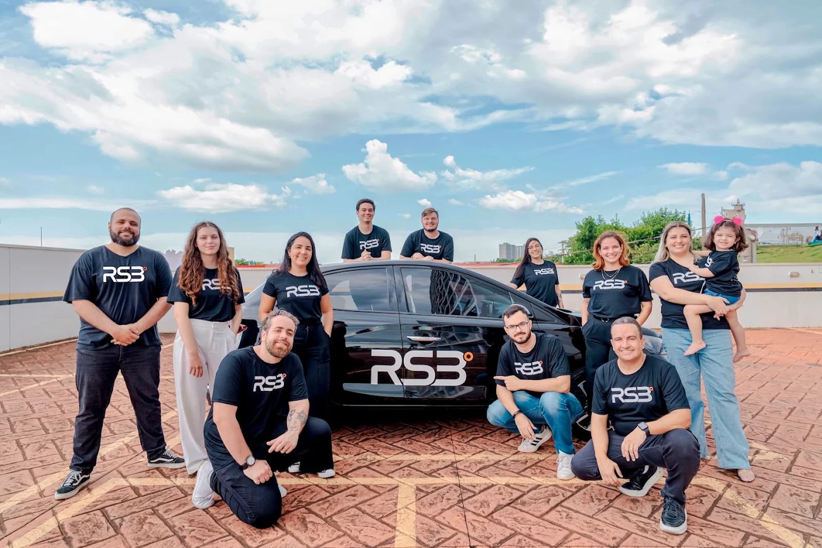 Equipe da RS3 reunida ao lado do carro com a marca, na sede em Rio Claro
